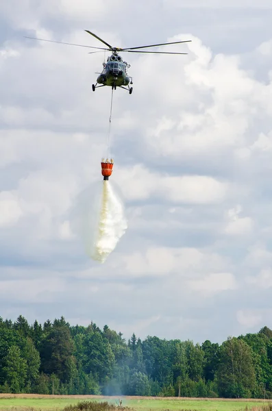 Mentő helikopter eloltani a tüzet — Stock Fotó
