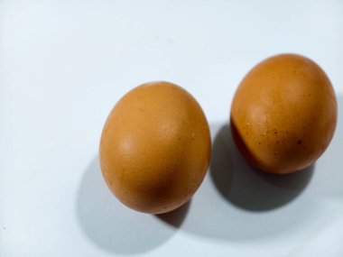 Beyaz Arkaplan Gıda 'ya izole edilmiş taze kahverengi tavuk yumurtaları 