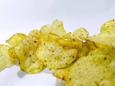 Beyaz arka planda izole edilmiş altın desenli çıtır patates cipsinin yüksek kaliteli fotoğrafı. Abur cubur reklamı, abur cubur konsepti, fast food promosyonu, ambalaj tasarımı, gıda endüstrisi pazarlaması ve ticari kullanım için mükemmel.