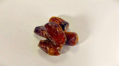 Sağlıklı Gıda ve Ramazan Konsepti İçin Beyaz Arkaplanda Taze Meyve İzole Edildi