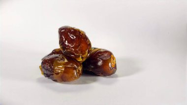 Sağlıklı Gıda ve Ramazan Konsepti İçin Beyaz Arkaplanda Taze Meyve İzole Edildi