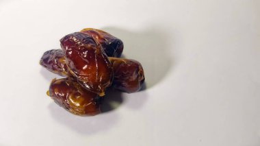 Sağlıklı Gıda ve Ramazan Konsepti İçin Beyaz Arkaplanda Taze Meyve İzole Edildi