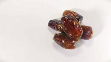 Sağlıklı Gıda ve Ramazan Konsepti İçin Beyaz Arkaplanda Taze Meyve İzole Edildi