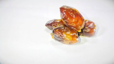 Sağlıklı Gıda ve Ramazan Konsepti İçin Beyaz Arkaplanda Taze Meyve İzole Edildi