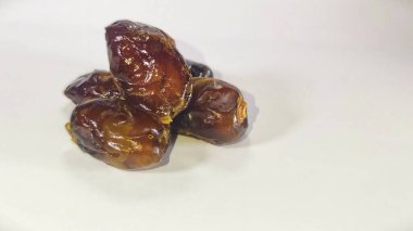 Sağlıklı Gıda ve Ramazan Konsepti İçin Beyaz Arkaplanda Taze Meyve İzole Edildi