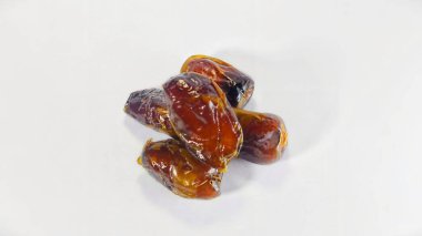 Sağlıklı Gıda ve Ramazan Konsepti İçin Beyaz Arkaplanda Taze Meyve İzole Edildi