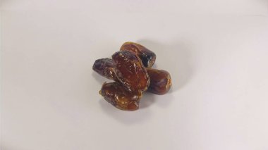 Sağlıklı Gıda ve Ramazan Konsepti İçin Beyaz Arkaplanda Taze Meyve İzole Edildi