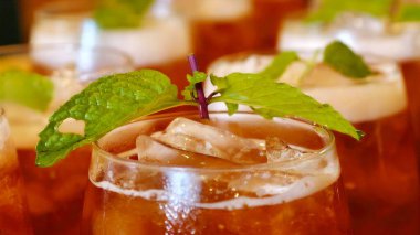 Taze nane yaprağı ve buz küpleriyle taze buzlu çay, yiyecek, içecek ve ticari yaşam tarzı için mükemmel bir yaz soğuk içecek konsepti..