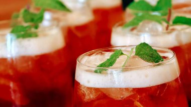 Taze nane yaprağı ve buz küpleriyle taze buzlu çay, yiyecek, içecek ve ticari yaşam tarzı için mükemmel bir yaz soğuk içecek konsepti..