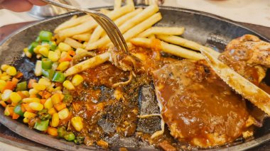 Kızarmış patates kızartması ve renkli taze sebzelerle servis edilen sulu ızgara tavuk bifteği restoran menüsü, yemek reklamı ve ticari mutfak içeriği için mükemmel.