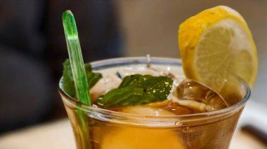 Limonlu Lychee buzlu çayı tazelemek ve soğuk yaz içeceği buzlu bardakları temizlemek kafe menü içecek reklamı ve yemek arkaplanı için mükemmel.