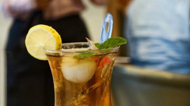 Limonlu Lychee buzlu çayı tazelemek ve soğuk yaz içeceği buzlu bardakları temizlemek kafe menü içecek reklamı ve yemek arkaplanı için mükemmel.