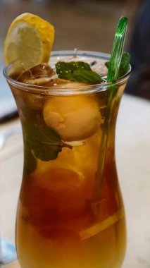 Limonlu Lychee buzlu çayı tazelemek ve soğuk yaz içeceği buzlu bardakları temizlemek kafe menü içecek reklamı ve yemek arkaplanı için mükemmel.