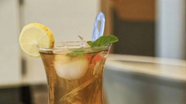 Limonlu Lychee buzlu çayı tazelemek ve soğuk yaz içeceği buzlu bardakları temizlemek kafe menü içecek reklamı ve yemek arkaplanı için mükemmel.