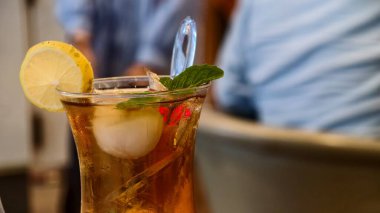 Limonlu Lychee buzlu çayı tazelemek ve soğuk yaz içeceği buzlu bardakları temizlemek kafe menü içecek reklamı ve yemek arkaplanı için mükemmel.