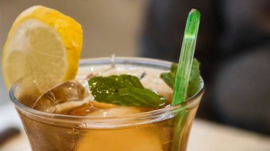 Limonlu Lychee buzlu çayı tazelemek ve soğuk yaz içeceği buzlu bardakları temizlemek kafe menü içecek reklamı ve yemek arkaplanı için mükemmel.