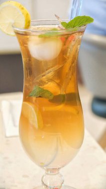Limonlu Lychee buzlu çayı tazelemek ve soğuk yaz içeceği buzlu bardakları temizlemek kafe menü içecek reklamı ve yemek arkaplanı için mükemmel.