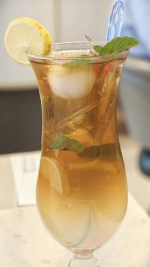 Limonlu Lychee buzlu çayı tazelemek ve soğuk yaz içeceği buzlu bardakları temizlemek kafe menü içecek reklamı ve yemek arkaplanı için mükemmel.