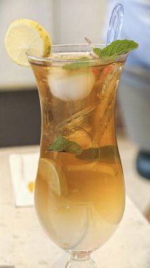 Limonlu Lychee buzlu çayı tazelemek ve soğuk yaz içeceği buzlu bardakları temizlemek kafe menü içecek reklamı ve yemek arkaplanı için mükemmel.