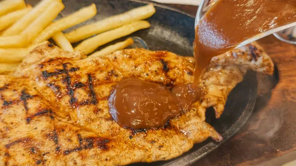 Kızarmış patates kızartması ve renkli taze sebzelerle servis edilen sulu ızgara tavuk bifteği restoran menüsü, yemek reklamı ve ticari mutfak içeriği için mükemmel.