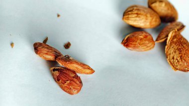 Organik çiğ badem fıstıkları makro sağlıklı besin dokusunu kapatır. Arka plan yüksek detay. Atıştırmalık diyet ve sağlıklı beslenme konsepti için doğal besin bileşeni.