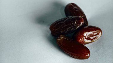 Taze tarihler, sağlıklı doğal çerez konsepti için beyaz arka planda izole edilmiş beyaz meyveler, parlak dokular ve gıda reklamları için mükemmel kahverengi renkler, beslenme içeriği ve ticari kullanım için mükemmel..