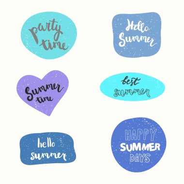 Yaz çıkartmaları kümesi vektör. Parti zamanı, Merhaba yaz, yaz saati, en iyi yaz, mutlu yaz günlerinde el yazısı.