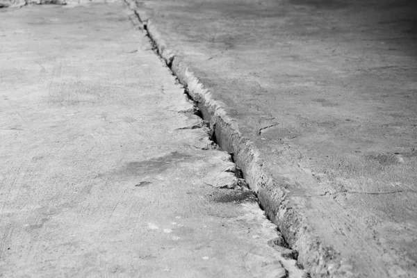 Crack in the concrete floor. Step in the walk — Stock Photo, Image