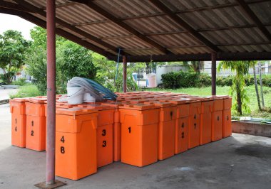 Grup büyük portakal plastik tank.