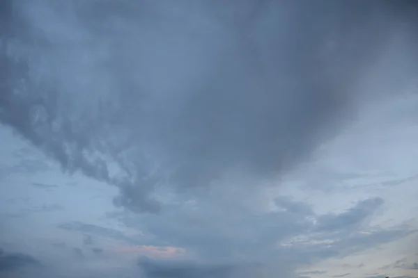 暗い曇り空の背景. — ストック写真