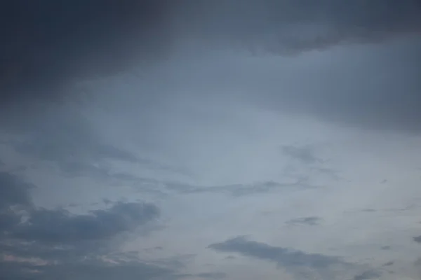 暗い曇り空の背景. — ストック写真