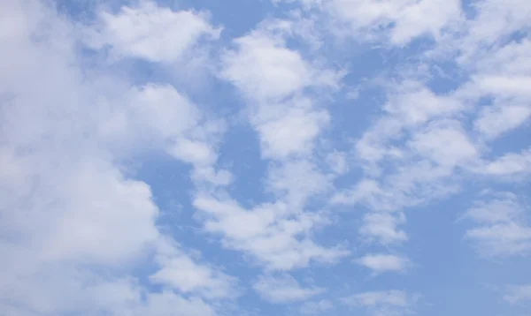 雲青い空の背景. — ストック写真