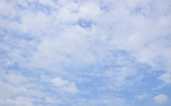 雲青い空の背景. — ストック写真