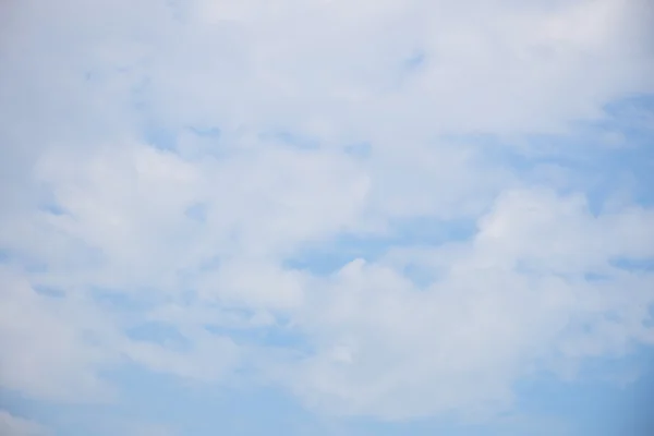 Moln blå himmel bakgrund. — Stockfoto