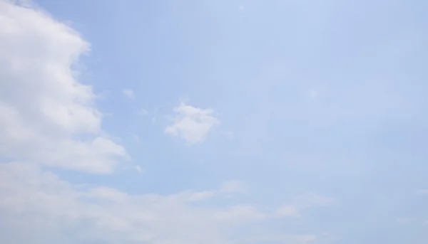 雲青い空の背景. — ストック写真