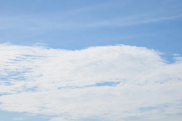 雲青い空の背景. — ストック写真