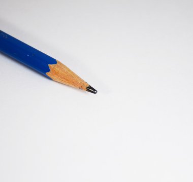 beyaz zemin üzerine ahşap kalem.