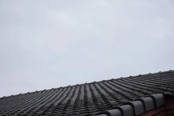 Εσωτερικη στέγη υφή με φόντο μπλε του ουρανού. — Φωτογραφία Αρχείου