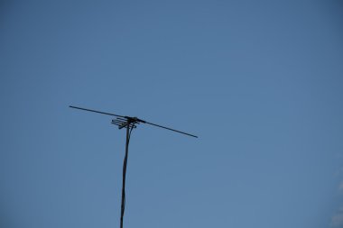 açık gökyüzü arka plan ile Televizyon antenler.