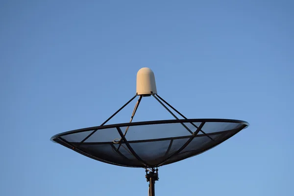 Satellitenschüssel auf klarem Himmel Hintergrund. — Stockfoto