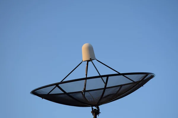 Schotelantenne op heldere hemelachtergrond. — Stockfoto