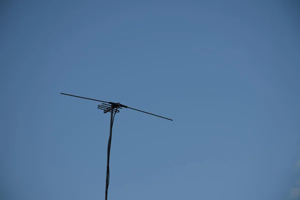 Antenas televisores com fundo céu claro . — Fotografia de Stock