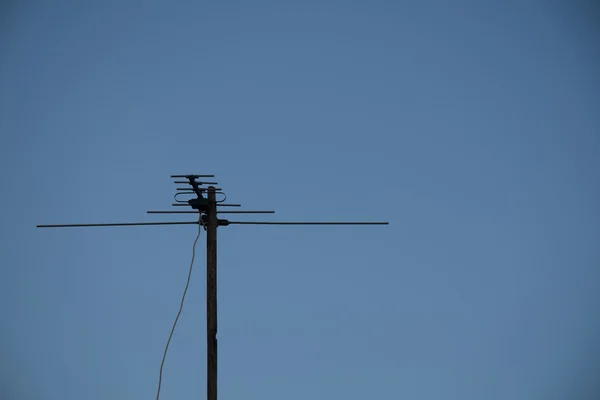 Televisies antennes met heldere hemelachtergrond. — Stockfoto