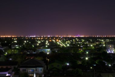 Tayland bir banliyösünde üst görünümden. Gece vakti.