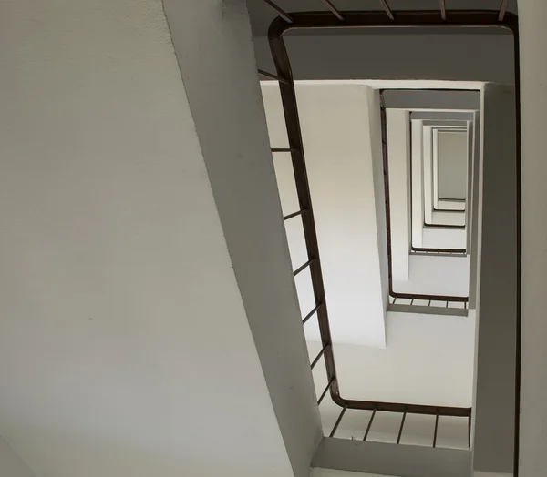 Blick nach oben Treppenhaus Gebäude. abstrakte Architektur. — Stockfoto