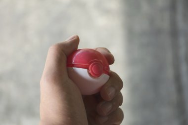 Tayland - 20 Ağustos 2016: Poke topu elinde (Pokemon topu). Pokeball oyuncak oyun Pokemon go Chon Buri, Tayland at.