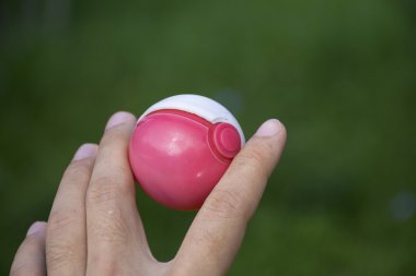 Tayland - 20 Ağustos 2016: Poke topu elinde (Pokemon topu). Pokeball oyuncak oyun Pokemon go Chon Buri, Tayland at.