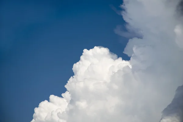 雲青い空の背景. — ストック写真