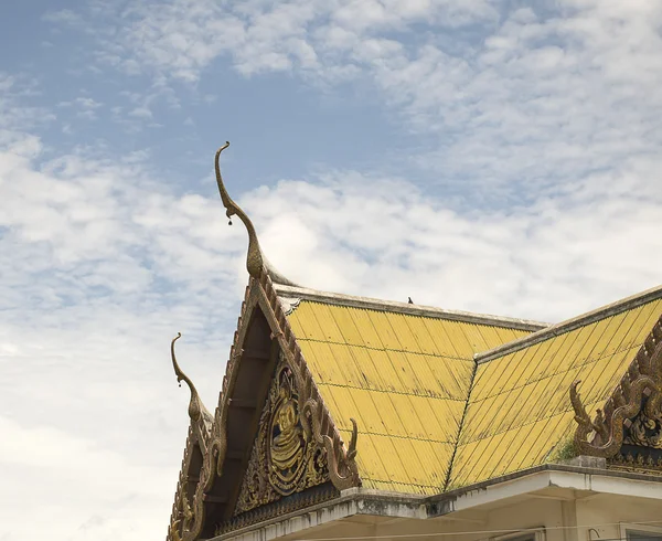 Schlangenskulptur des Tempeldaches in Thailand. — Stockfoto