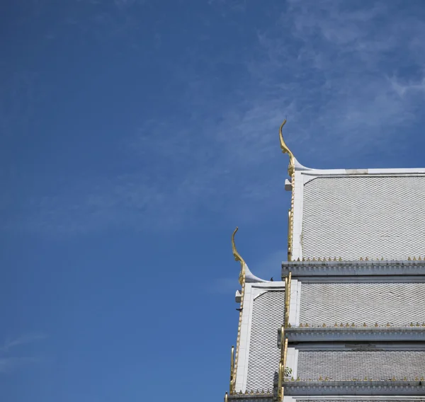 Ormen skulptur av templet tak i Thailand. — Stockfoto